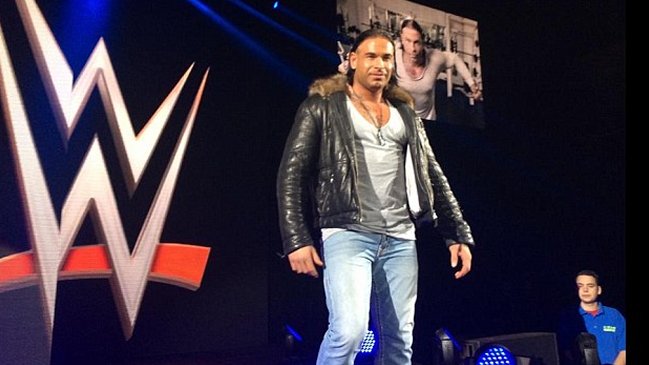 Ex arquero alemán apareció en show de WWE en territorio germano