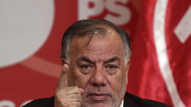 Andrade: El Metro fue abandonado por Piñera