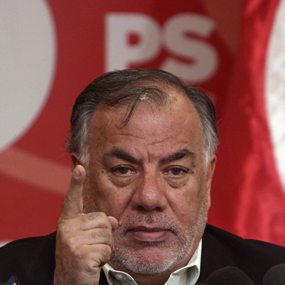 Andrade: El Metro fue abandonado por Piñera