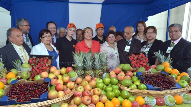 Bachelet anunció incremento de recursos para ferias libres