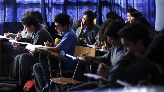 Alumnos rinden Simce de segundo medio entre llamados a no participar