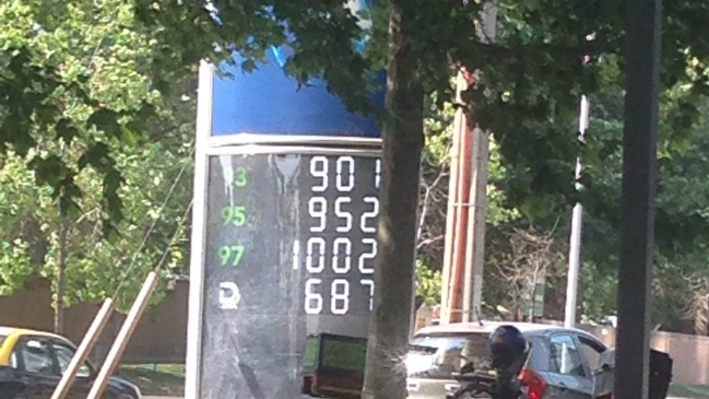 Bencinas bajarán 40 pesos por litro por una vez