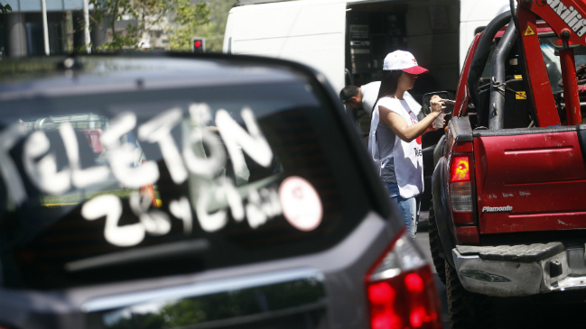 Más de ocho mil voluntarios en todo el país pintan autos por la Teletón