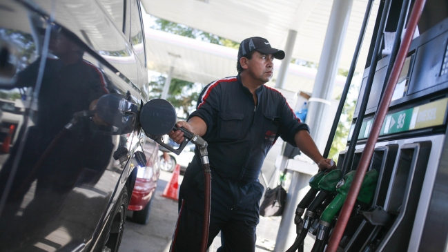 Sernac llamó a automovilistas a cotizar precios de bencinas