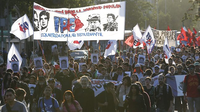 Marcha por estudiantes mexicanos desaparecidos reunió a 300 personas en Santiago