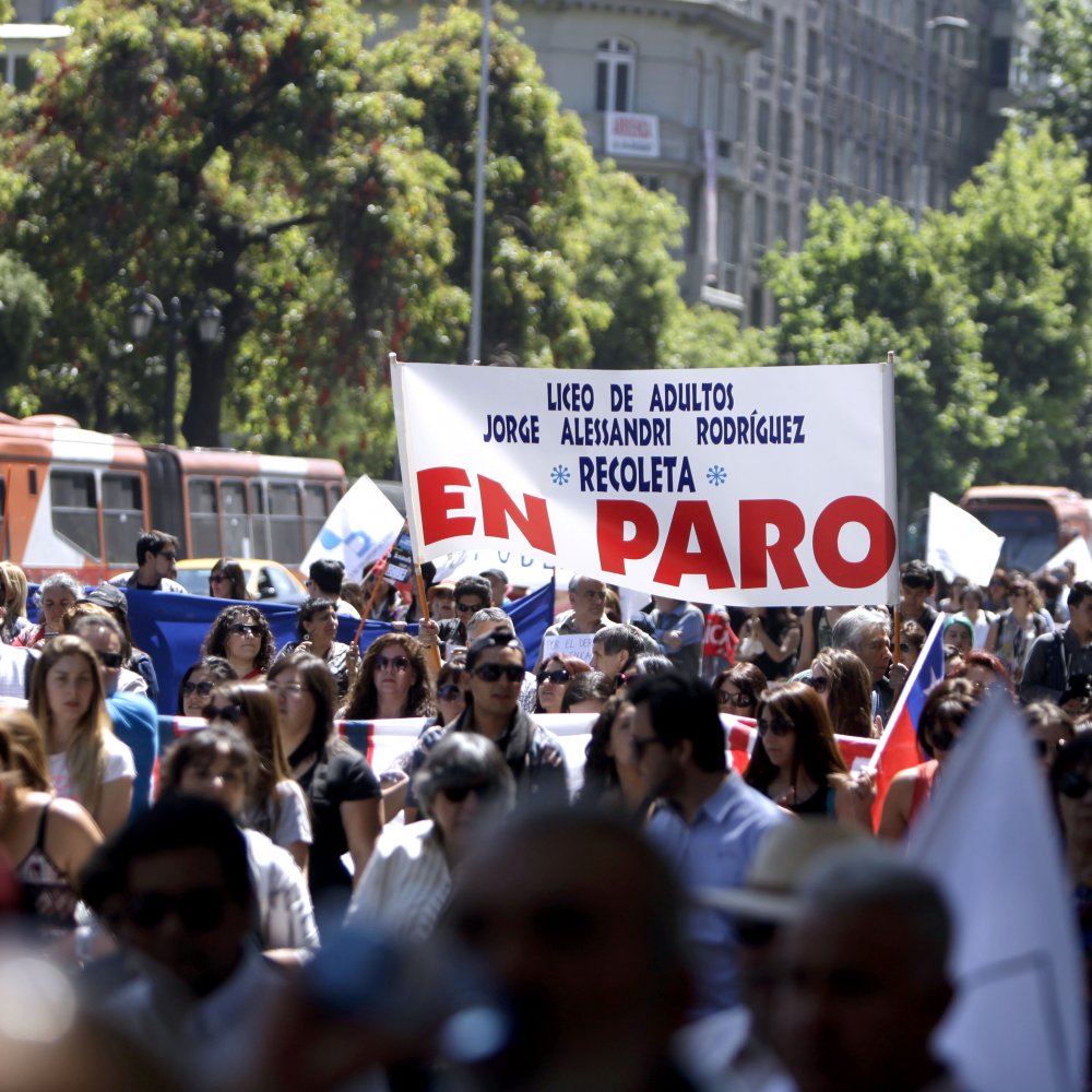 Profesores disidentes marchan por la Alameda
