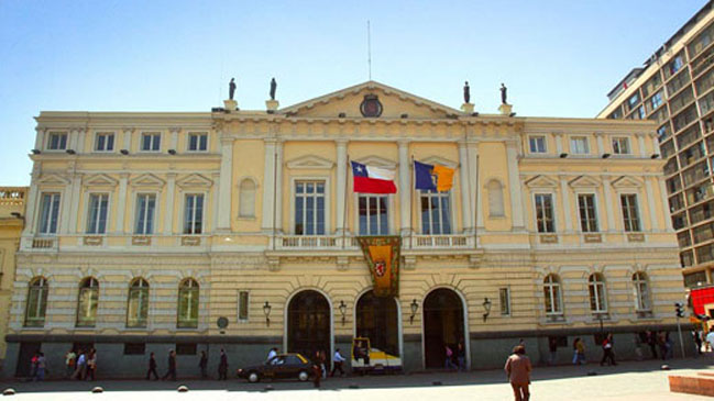 Municipalidad de Santiago recurrirá al CNTV por reportaje de Chilevisión