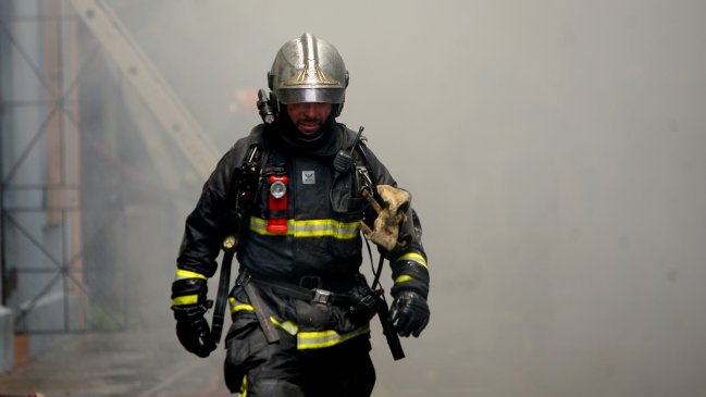 Incendio forestal se propagó destruyendo bodega y casa en Villa Alemana