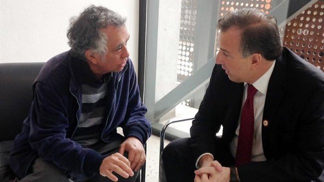 Canciller mexicano se reunió con padre de chileno detenido tras protesta