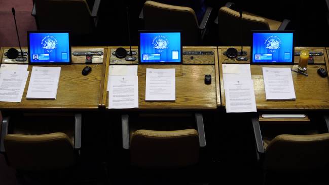 Chilenos creen que encuestas no influyen en la política y los políticos