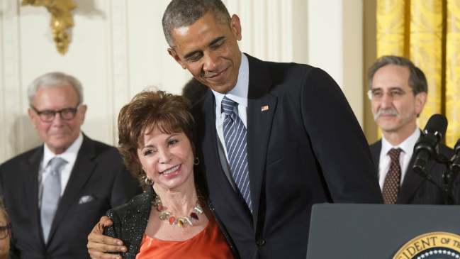 Obama dio a Isabel Allende la Medalla de la Libertad de Estados Unidos