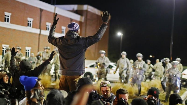 Cientos de manifestantes volvieron a desafiar a la Policía en Ferguson