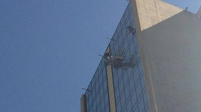 Bomberos rescató a dos trabajadores con riesgo de caída en céntrico hotel de Santiago