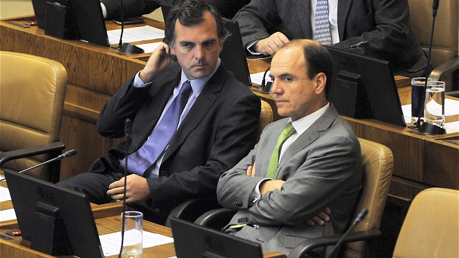 UDI quiere liderar la oposición y RN llama a sus socios a no mirarse el ombligo