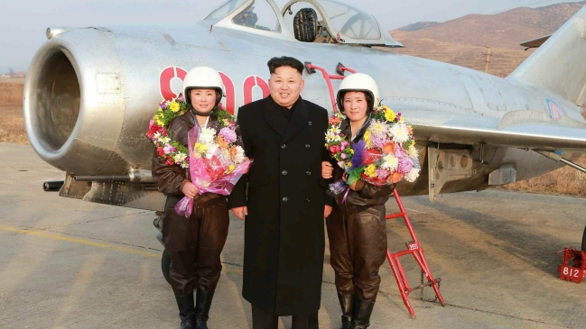 Kim Jong-un fotografía a las primeras mujeres pilotos de caza norcoreanas