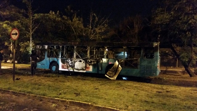 Desconocidos quemaron bus del Transantiago en Ñuñoa