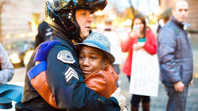 Fotografía de abrazo entre policía blanco y niño negro se viraliza en Estados Unidos