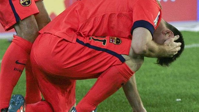 Amonestación a Messi tras recibir un botellazo en la cabeza generó polémica en España