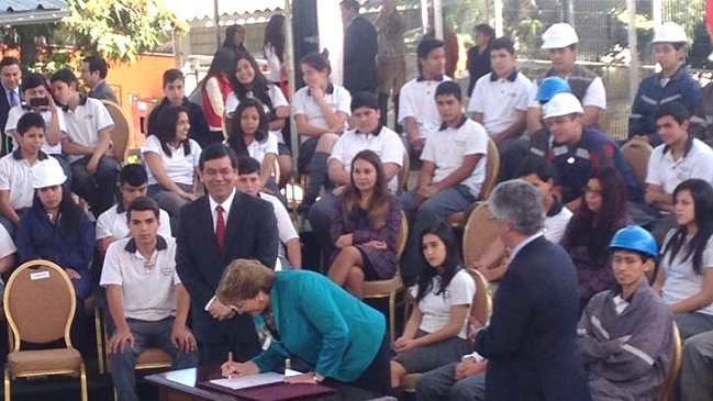 Gobierno creará centros de formación técnica estatales en las 15 regiones de Chile