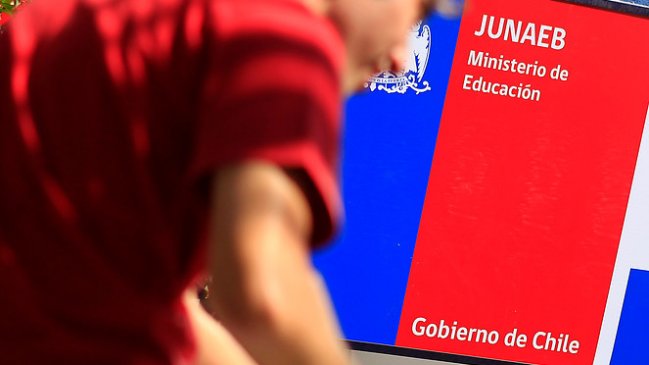 Junaeb y Conadi llamaron a postular a la Beca Indígena 2015