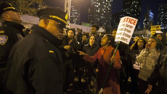 La polémica llave de estrangulamiento que mató a Eric Garner