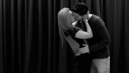   Universidad concretó el video de besos entre reales desconocidos 