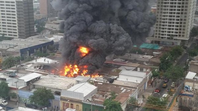 Incendio afecta a inmueble en el centro de Santiago