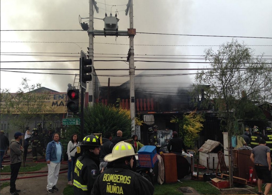 Incendio dejó al menos tres familias damnificadas en Peñalolén