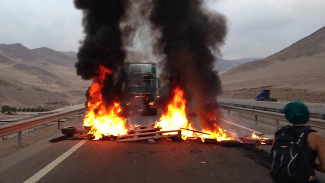Profesores bloquearon tránsito en ruta hacia Aeropuerto de Antofagasta