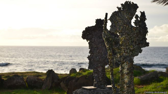 Los ángeles de hierro que conviven con los moai de Isla de Pascua