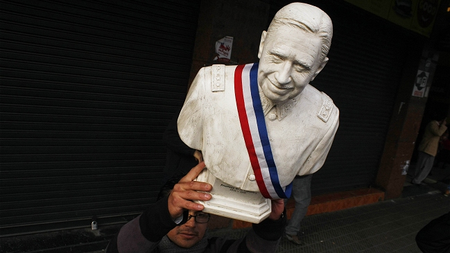 Familiares y amigos realizaron misa en memoria de Pinochet