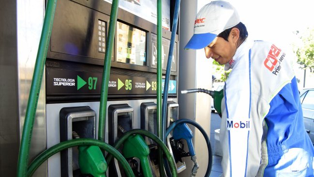 Bencinas nuevamente bajarán sus precios este jueves