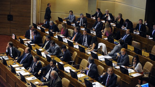 Diputados esperan cambiar reglamento tras polémica por minuto de silencio