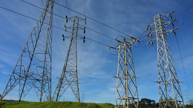 Precios de energía bajarán en 2016 tras nueva licitación