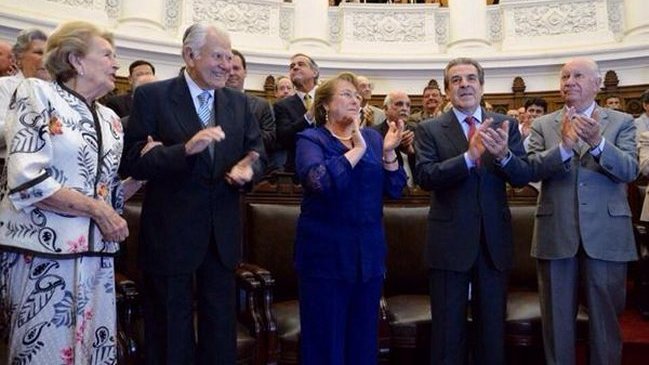 Bachelet en homenaje a Aylwin: Ha sabido mantenerse fiel a su vocación de servicio
