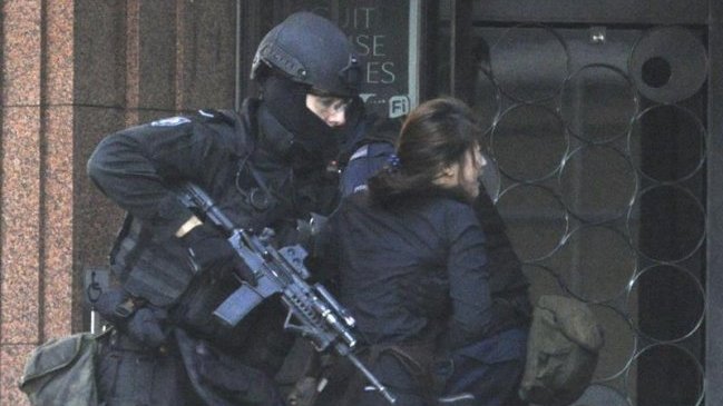 Policía irrumpió en café de Sidney donde un hombre armado mantenía rehenes