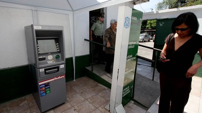 Ministro insistió que instalación de cajeros en comisarías es 