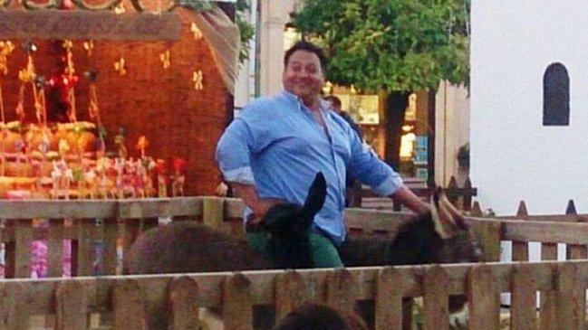 Acusan a un hombre matar al burro de pesebre tras sentarse en él