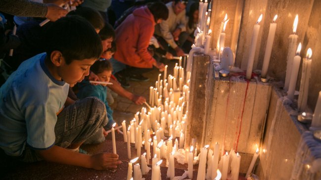 Vecinos de Calama realizaron masiva velatón por Mateo Riquelme
