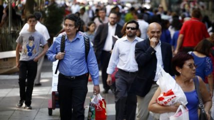   Santiaguinos aprovechan la hora de almuerzo para comprar regalos 