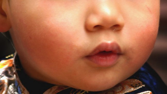 Pueblo chino reúne firmas para expulsar a niño que tiene VIH