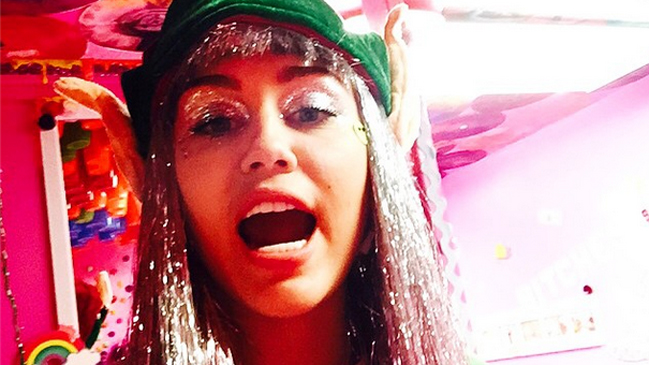 Miley Cyrus reveló un nuevo y colorido topless