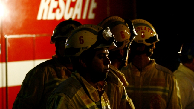 Carabineros y Bomberos trabajan en rescate de menores que cayeron a canal de Puente Alto