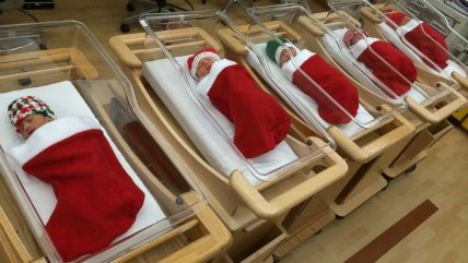 El hospital donde los recién nacidos se van a casa en botas navideñas