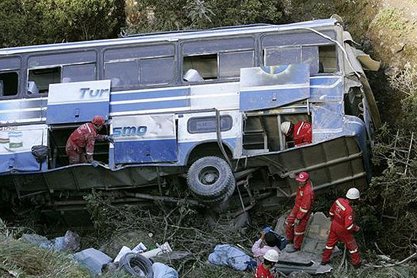Al menos cuatro muertos por volcamiento de bus en Bolivia