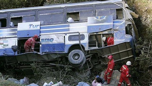 Al menos cuatro muertos por volcamiento de bus en Bolivia