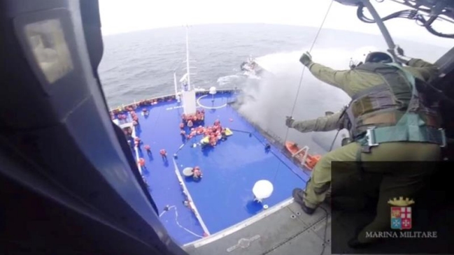 Rescatan a todos los pasajeros del transbordador griego incendiado