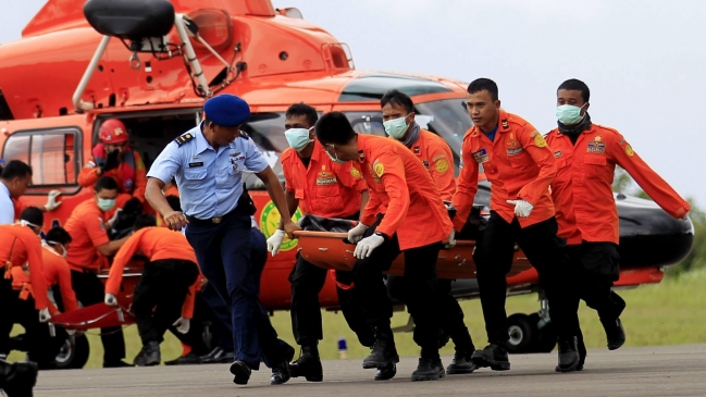 Autoridades indonesias recuperaron siete cadáveres del avión de AirAsia
