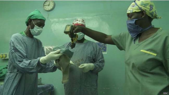 ¿Te dejarías operar con un taladro común?