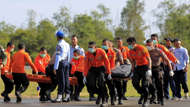 Rescatistas recuperaron 16 cadáveres del avión AirAsia accidentado en Indonesia